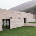 Slight Slope Long House / I/O Architects © Asen Emilov