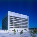 AD Classics: Caja Granada Savings Bank / Alberto Campo Baeza AD Classics: Caja Granada Savings Bank / Alberto Campo Baeza Exterior glass on the southern profiles is recessed behind the extruded frame to shield it from direct sunlight. Image © Estudio Arquitectura Campo Baeza