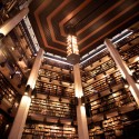 AD Classics: Robarts Library / Warner, Burns, Toan & Lunde AD Classics: Robarts Library / Warner, Burns, Toan & Lunde The glow of incandescent lights off the dark surfaces does little to brighten the mood.. Image © Flickr user Andrew Louis