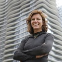 Arquitetas Invisíveis apresentam 48 mulheres na arquitetura: Arquitetura Arquitetas Invisíveis apresentam 48 mulheres na arquitetura: Arquitetura Jeanne Gang in front of the Acqua Tower. Image Courtesy of the John D. and Catherine T. MacArthur Foundation