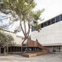 The Youth Wing for Art Education Entrance Courtyard  / Ifat Finkelman + Deborah Warschawski The Youth Wing for Art Education Entrance Courtyard  / Ifat Finkelman + Deborah Warschawski © Amit Geron