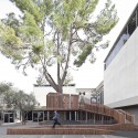 The Youth Wing for Art Education Entrance Courtyard  / Ifat Finkelman + Deborah Warschawski The Youth Wing for Art Education Entrance Courtyard  / Ifat Finkelman + Deborah Warschawski © Amit Geron
