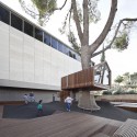 The Youth Wing for Art Education Entrance Courtyard  / Ifat Finkelman + Deborah Warschawski The Youth Wing for Art Education Entrance Courtyard  / Ifat Finkelman + Deborah Warschawski © Amit Geron