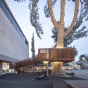 The Youth Wing for Art Education Entrance Courtyard  / Ifat Finkelman + Deborah Warschawski The Youth Wing for Art Education Entrance Courtyard  / Ifat Finkelman + Deborah Warschawski © Amit Geron