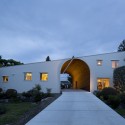 Arch Wall House  / Naf Architect & Design © Toshiyuki Yano