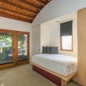 Princeton St. Bungalow / Ruben S. Ojeda Architects + Koning Eizenberg Architecture Princeton St. Bungalow / Ruben S. Ojeda Architects + Koning Eizenberg Architecture © Shawn Bishop