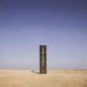 Richard Serra's East-West/West-East Rises in the Qatari Desert “East-West/West-East” / Richard Serra. Image © Nelson Garrido