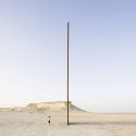 Richard Serra's East-West/West-East Rises in the Qatari Desert “East-West/West-East” / Richard Serra. Image © Nelson Garrido