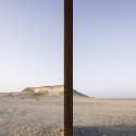 Richard Serra's East-West/West-East Rises in the Qatari Desert “East-West/West-East” / Richard Serra. Image © Nelson Garrido