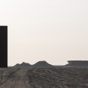 Richard Serra's East-West/West-East Rises in the Qatari Desert “East-West/West-East” / Richard Serra. Image © Nelson Garrido